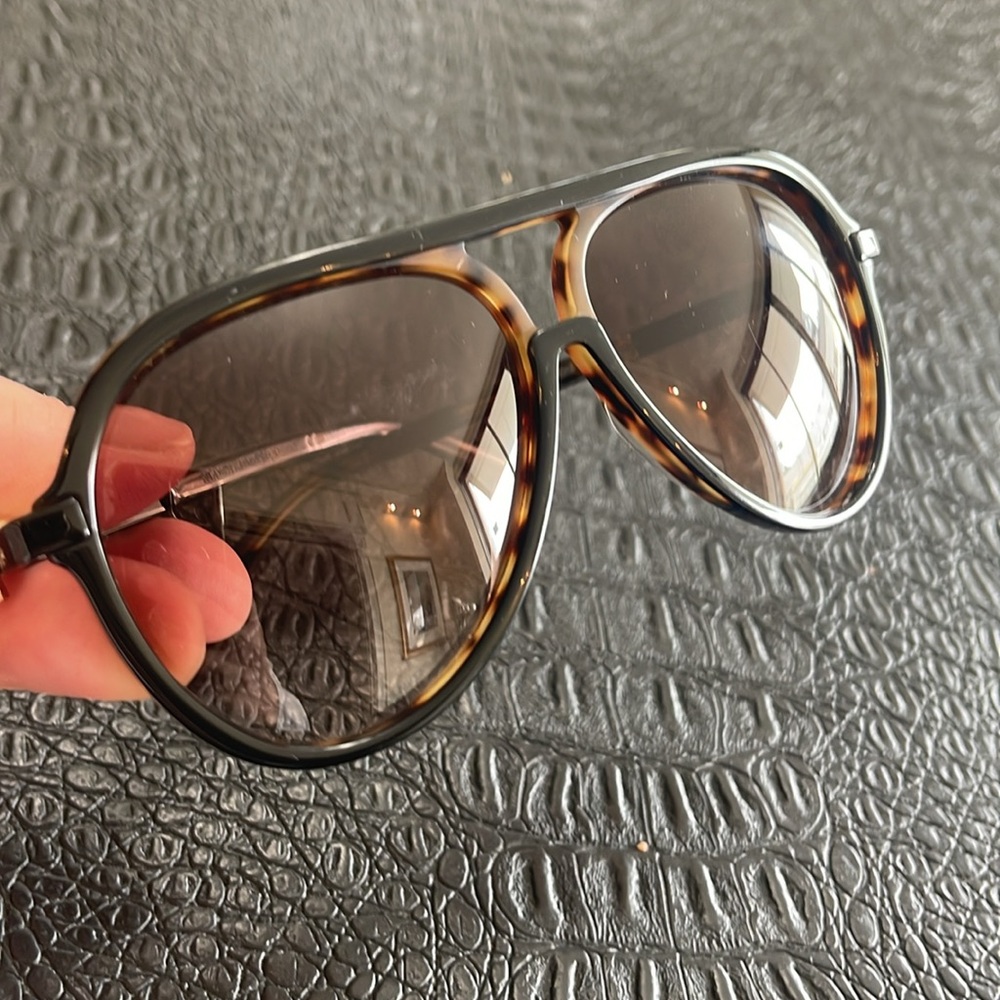 Alexander MQueen Gold Skull Sunglasses
AM0020S 004 59 12 135 Tiger Eye Frames